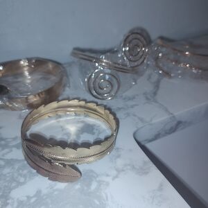 Elegant Gold-Toned Leaf Bracelet